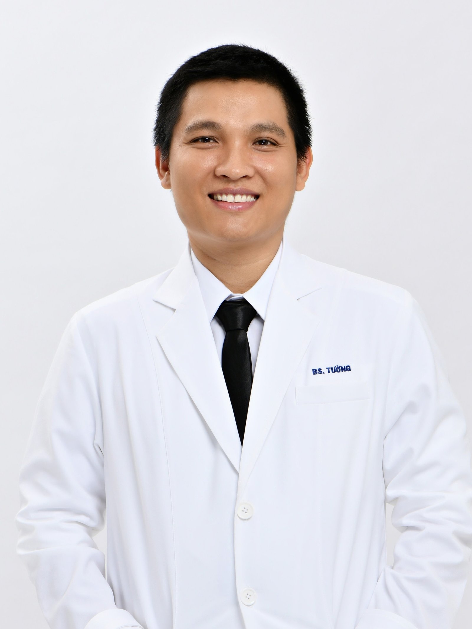 Dr. Khánh Tường, bác sĩ chuyên khoa răng hàm mặt tận tâm với tay nghề cao và kinh nghiệm dày dặn trong điều trị nha khoa.