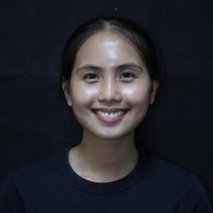 Khách hàng nữ với nụ cười tự tin sau khi điều trị tại phòng khám Dr. Khánh Tường.