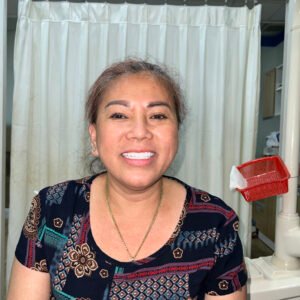 Khách hàng hài lòng với nụ cười mới