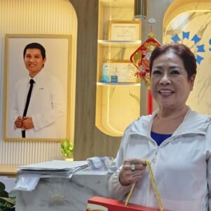 Nụ cười tỏa nắng của khách hàng sau khi tẩy trắng răng.