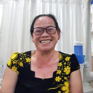 Nụ cười tươi tắn của khách hàng sau khi điều trị chỉnh nha thẩm mỹ.