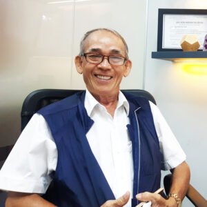 Khách hàng tự tin khoe hàm răng đều đẹp sau điều trị với Dr. Khánh Tường.