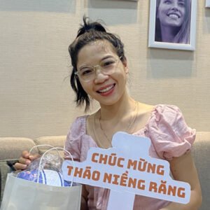Khách hàng nữ với nụ cười rạng rỡ sau khi niềng răng với Dr. Khánh Tường.